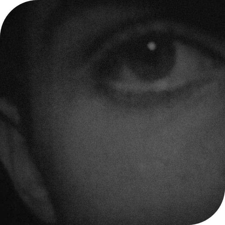 Foto em preto e branco de Conrado de Lima. É uma foto em zoom do olho direito, escuro.
